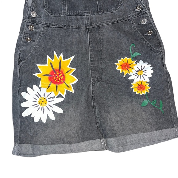 Misslook Grey Overall Shorts With Flowers - Picture 2 of 4